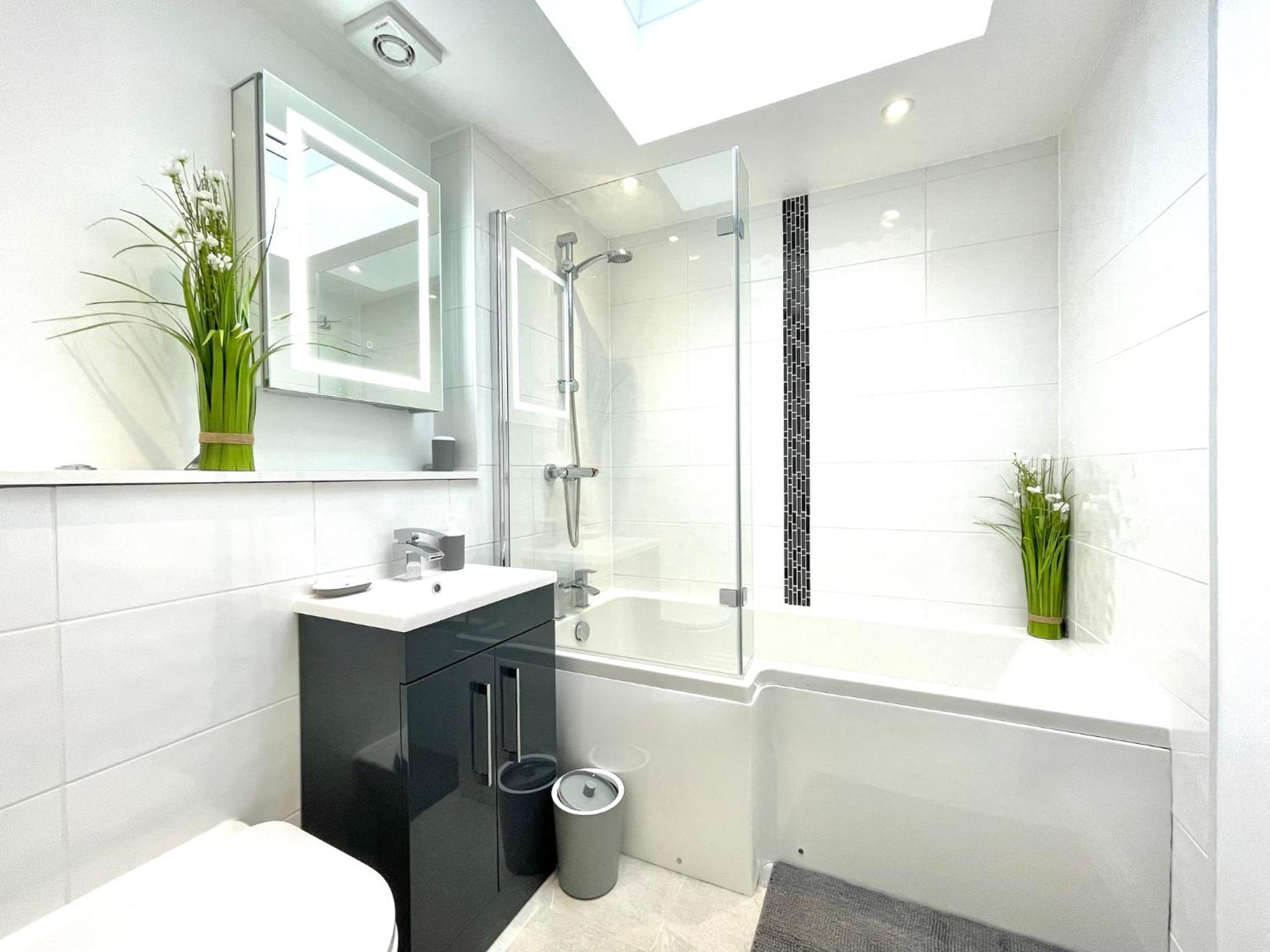 2 Bedroom Apartments Stopoverz Бристоль Екстер'єр фото