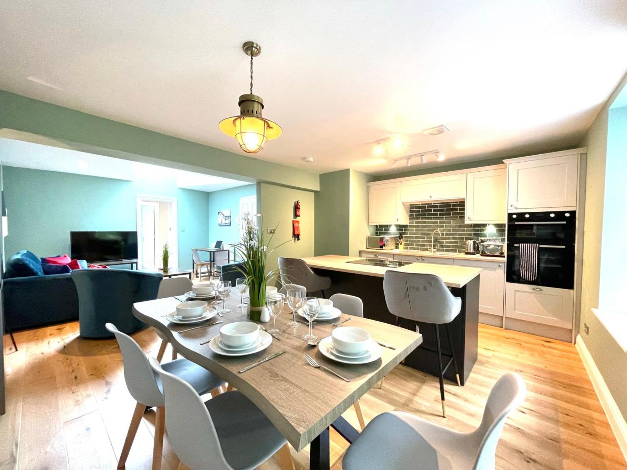 2 Bedroom Apartments Stopoverz Бристоль Екстер'єр фото