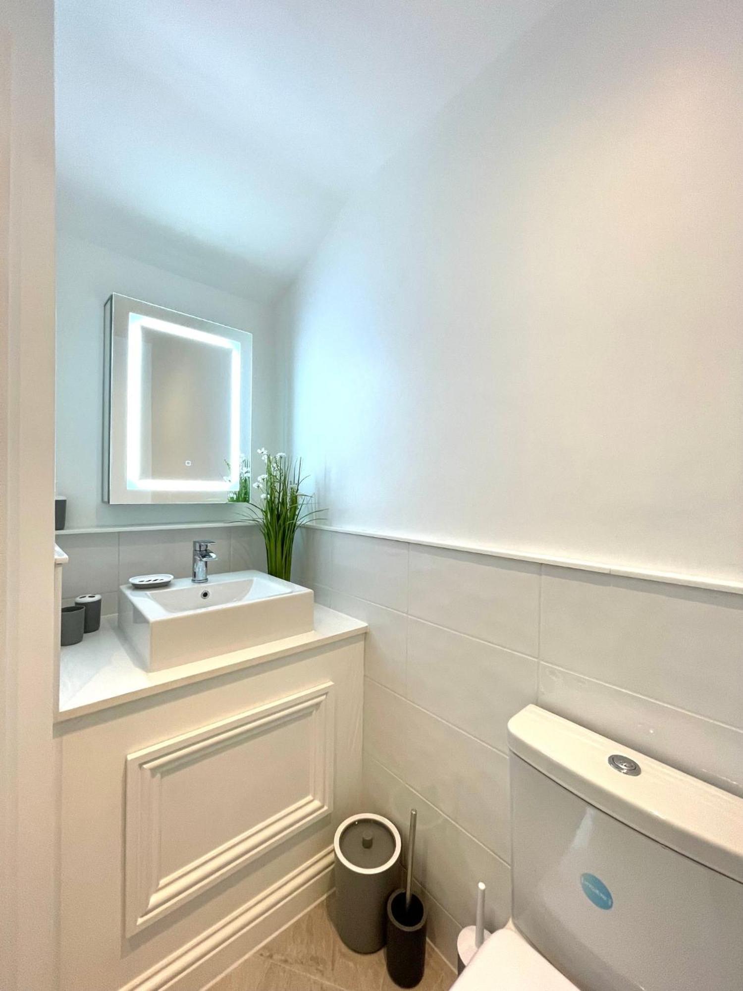 2 Bedroom Apartments Stopoverz Бристоль Екстер'єр фото