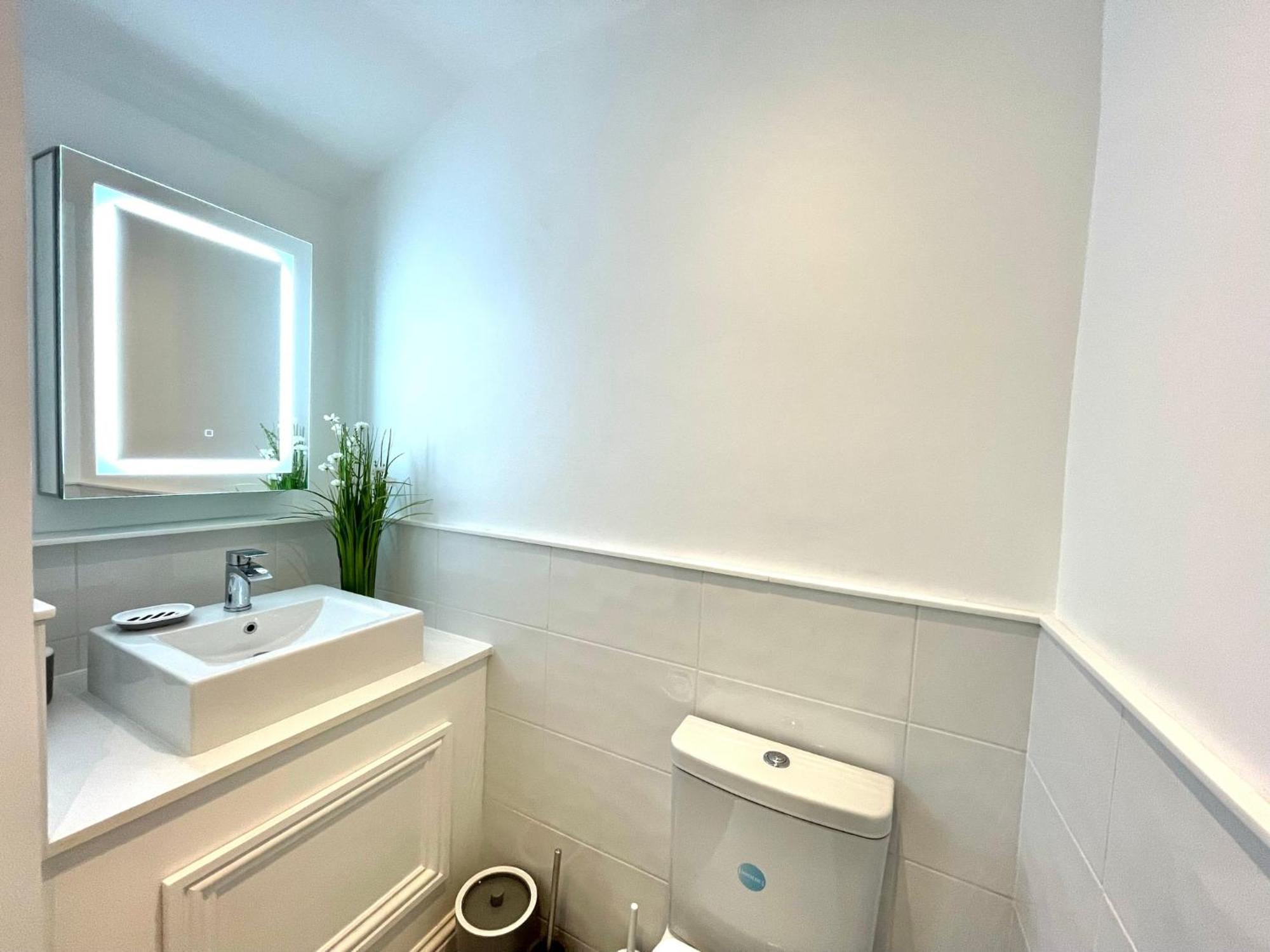 2 Bedroom Apartments Stopoverz Бристоль Екстер'єр фото