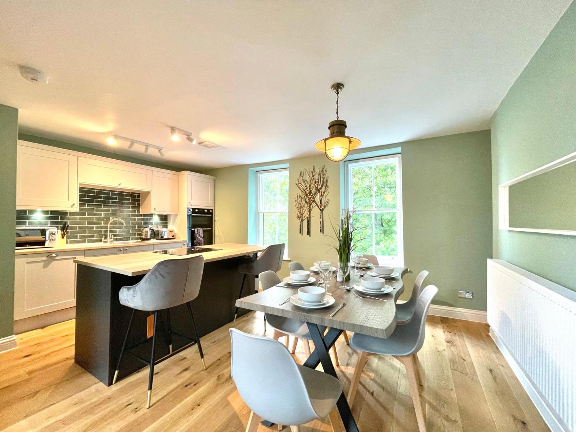 2 Bedroom Apartments Stopoverz Бристоль Екстер'єр фото