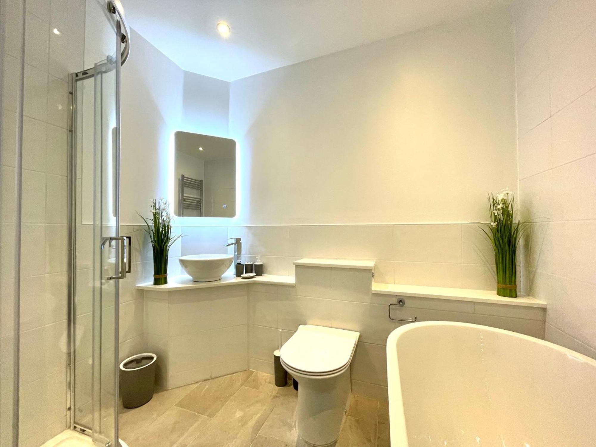 2 Bedroom Apartments Stopoverz Бристоль Екстер'єр фото