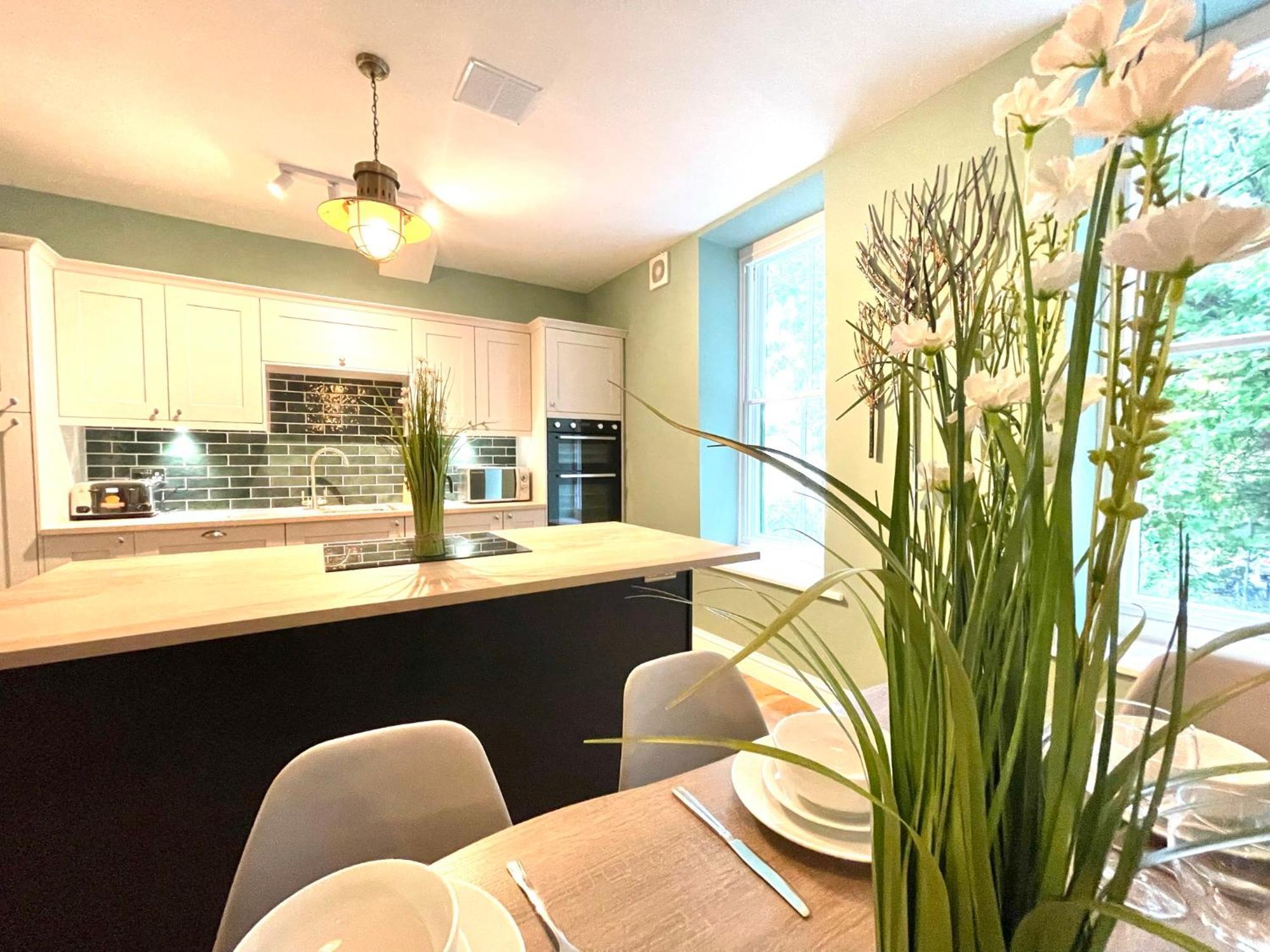 2 Bedroom Apartments Stopoverz Бристоль Екстер'єр фото