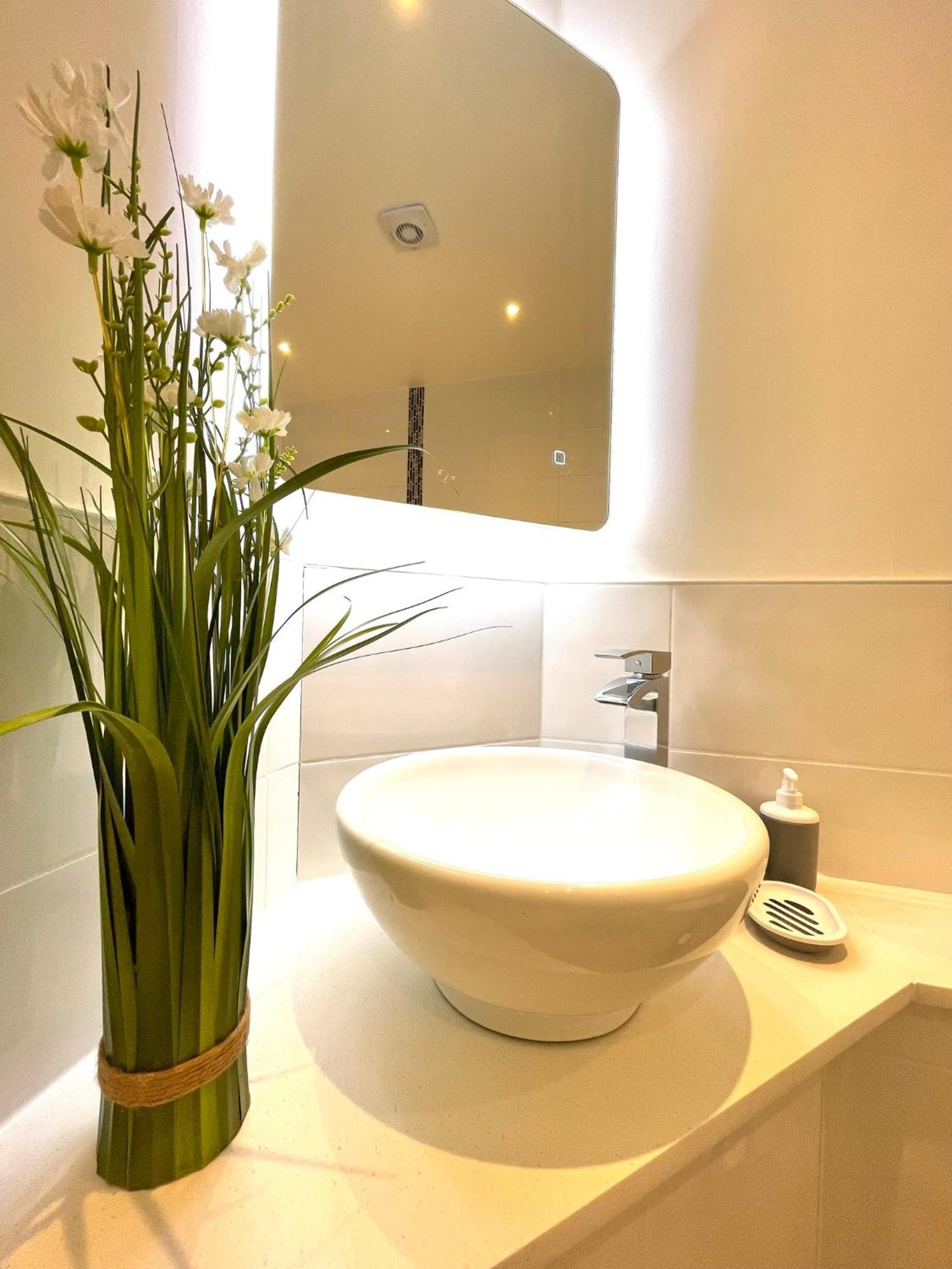 2 Bedroom Apartments Stopoverz Бристоль Екстер'єр фото