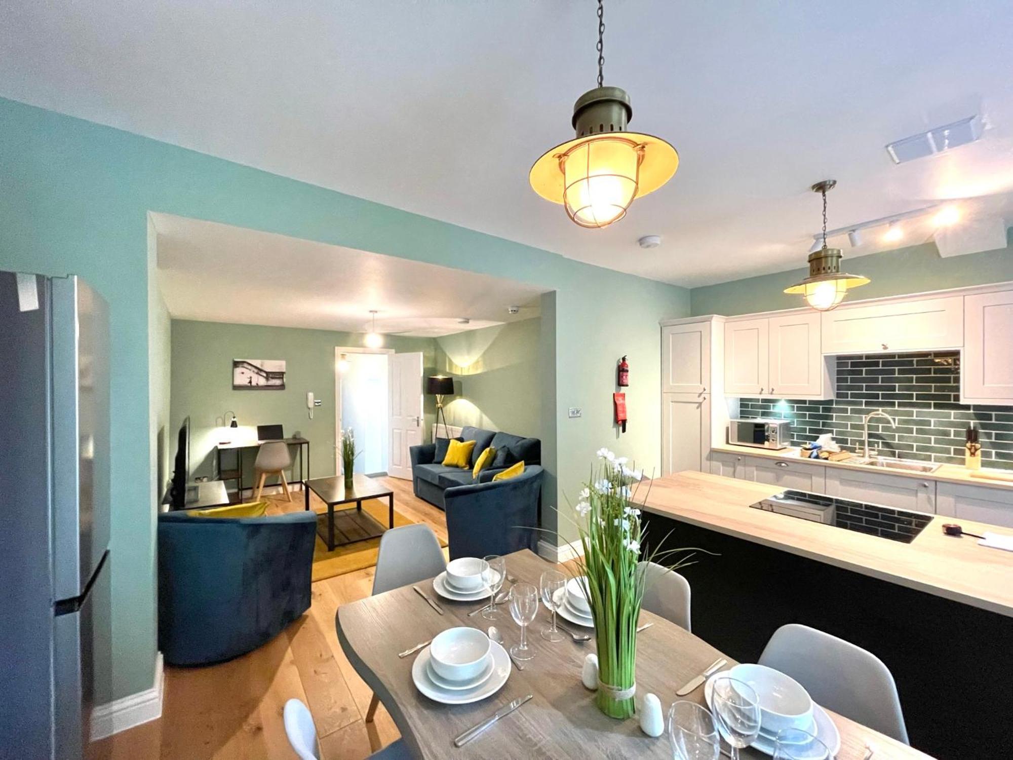 2 Bedroom Apartments Stopoverz Бристоль Екстер'єр фото