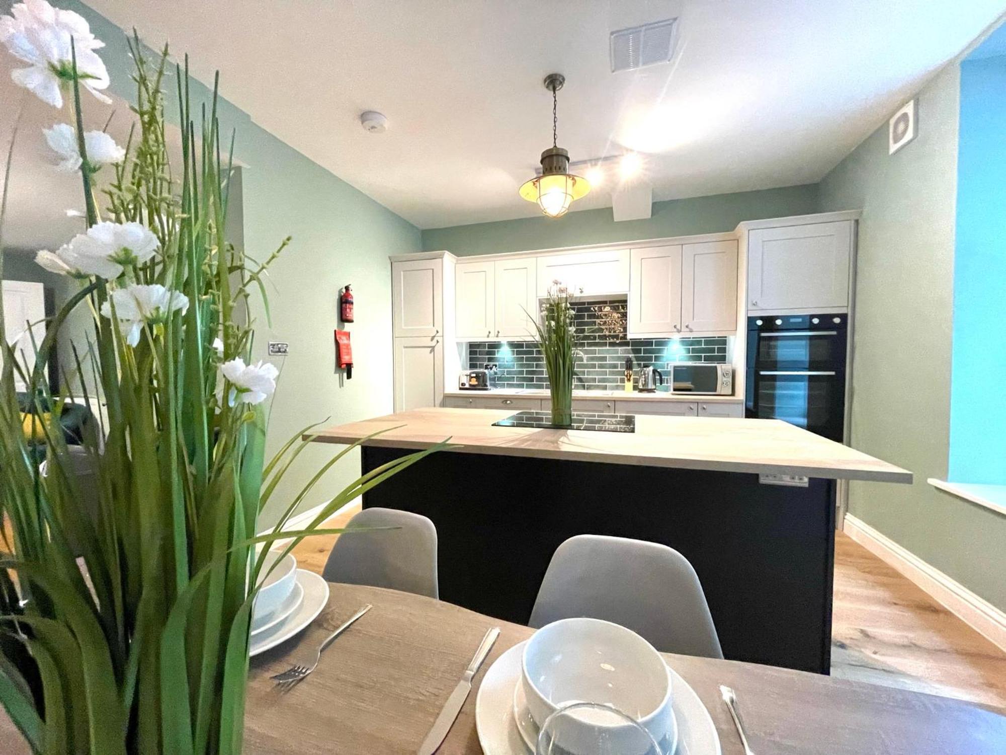 2 Bedroom Apartments Stopoverz Бристоль Екстер'єр фото