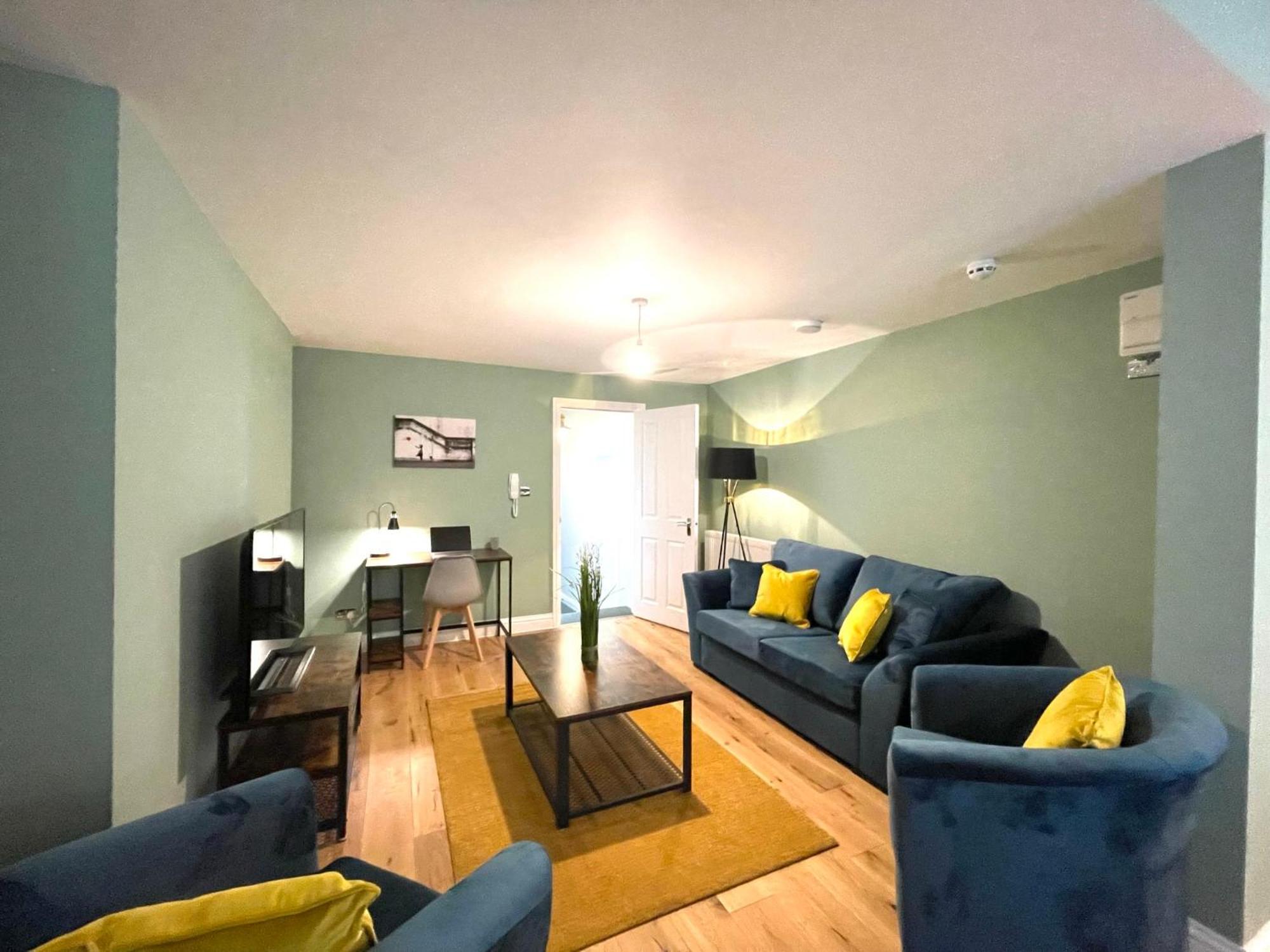 2 Bedroom Apartments Stopoverz Бристоль Екстер'єр фото
