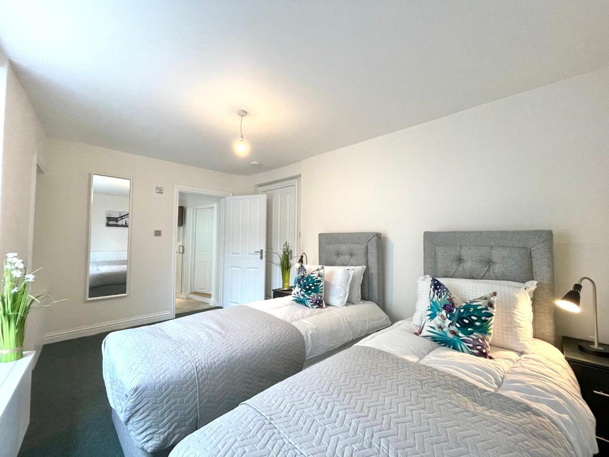 2 Bedroom Apartments Stopoverz Бристоль Екстер'єр фото