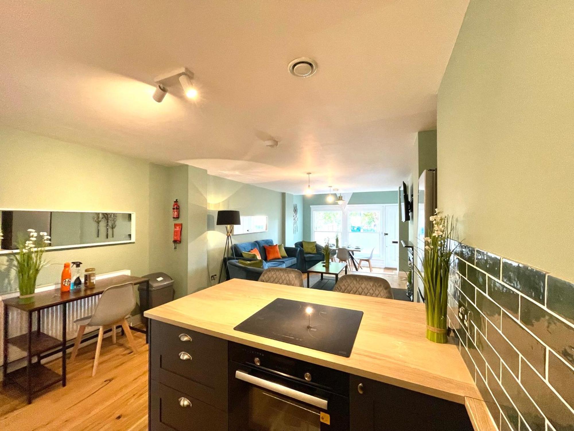 2 Bedroom Apartments Stopoverz Бристоль Екстер'єр фото