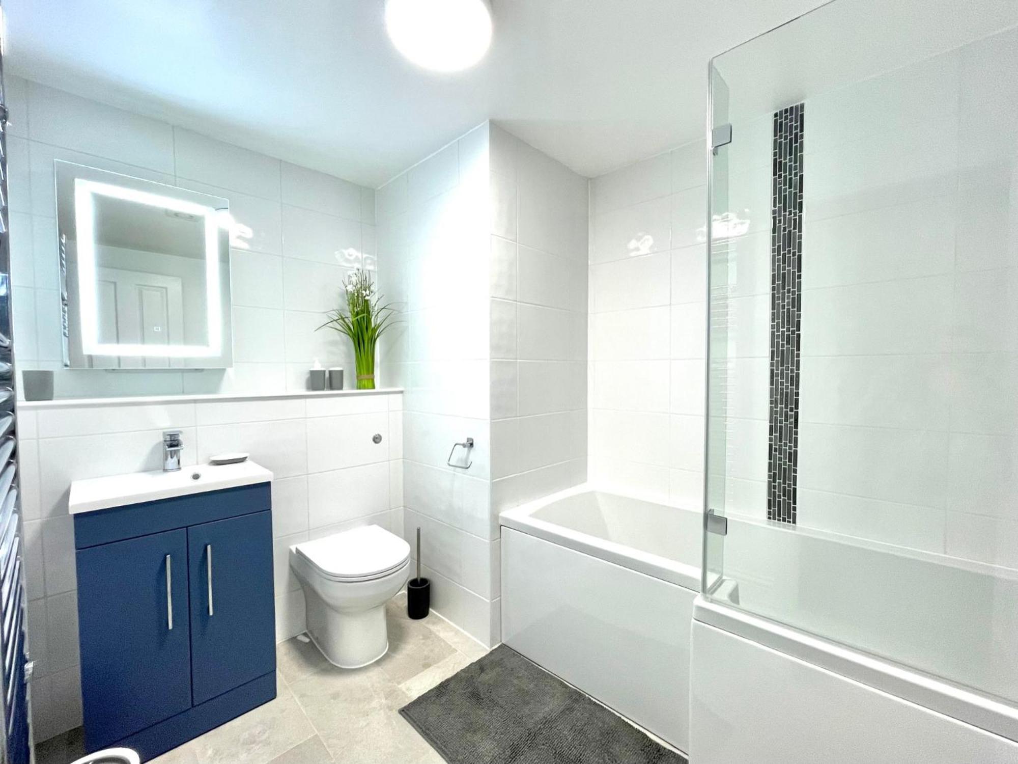 2 Bedroom Apartments Stopoverz Бристоль Екстер'єр фото
