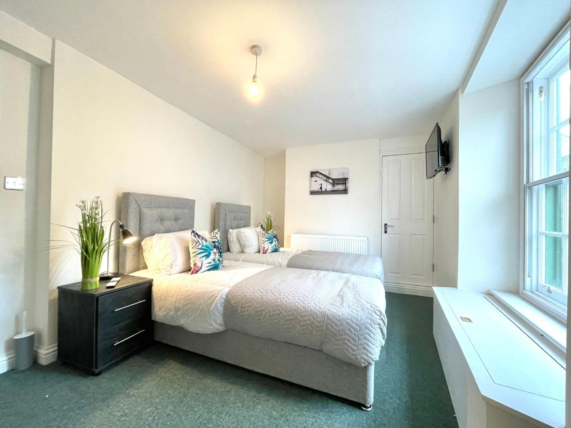 2 Bedroom Apartments Stopoverz Бристоль Екстер'єр фото