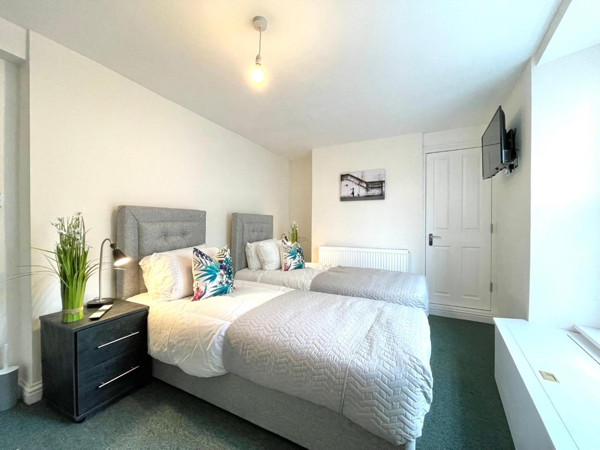 2 Bedroom Apartments Stopoverz Бристоль Екстер'єр фото