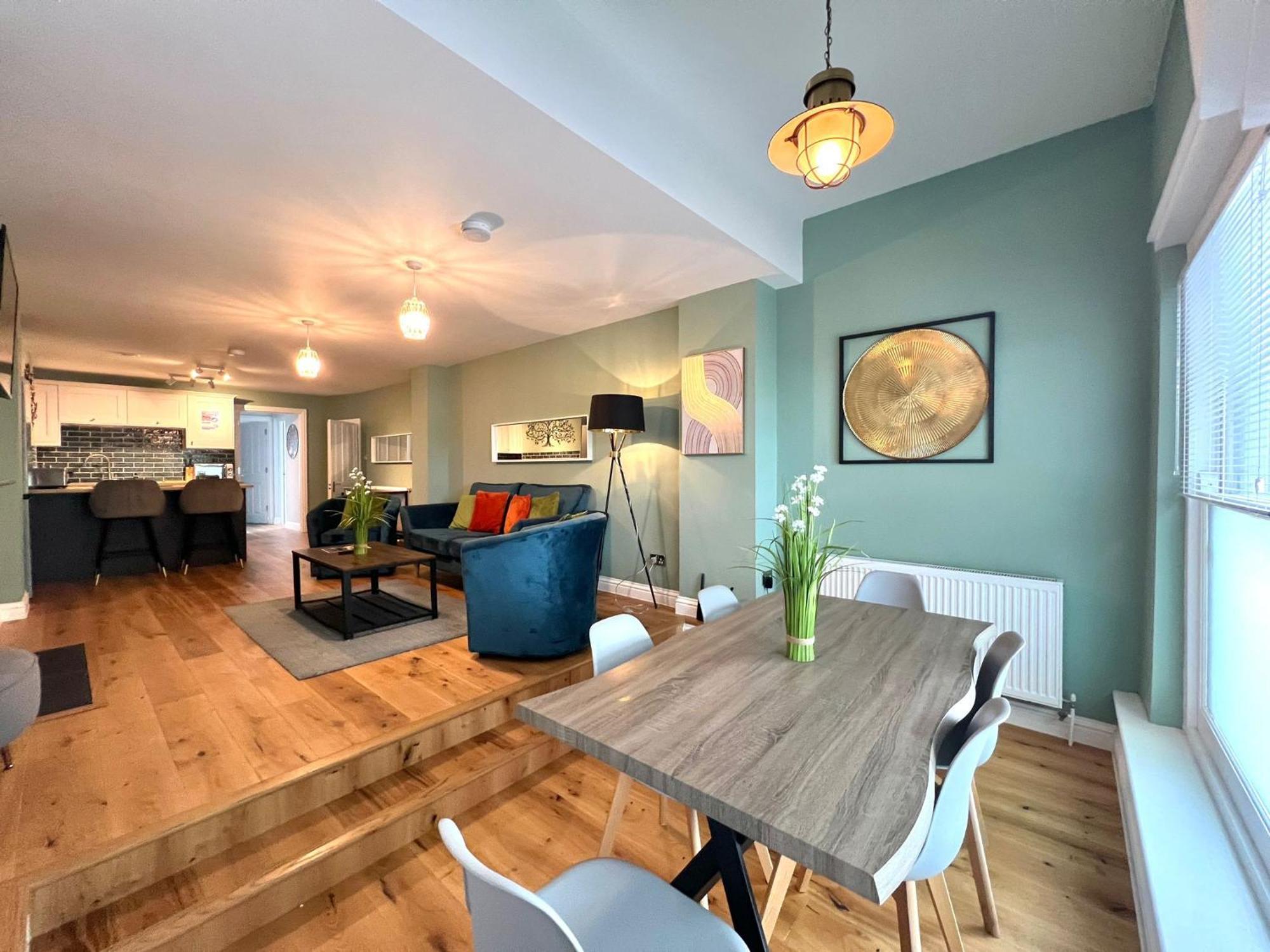 2 Bedroom Apartments Stopoverz Бристоль Екстер'єр фото