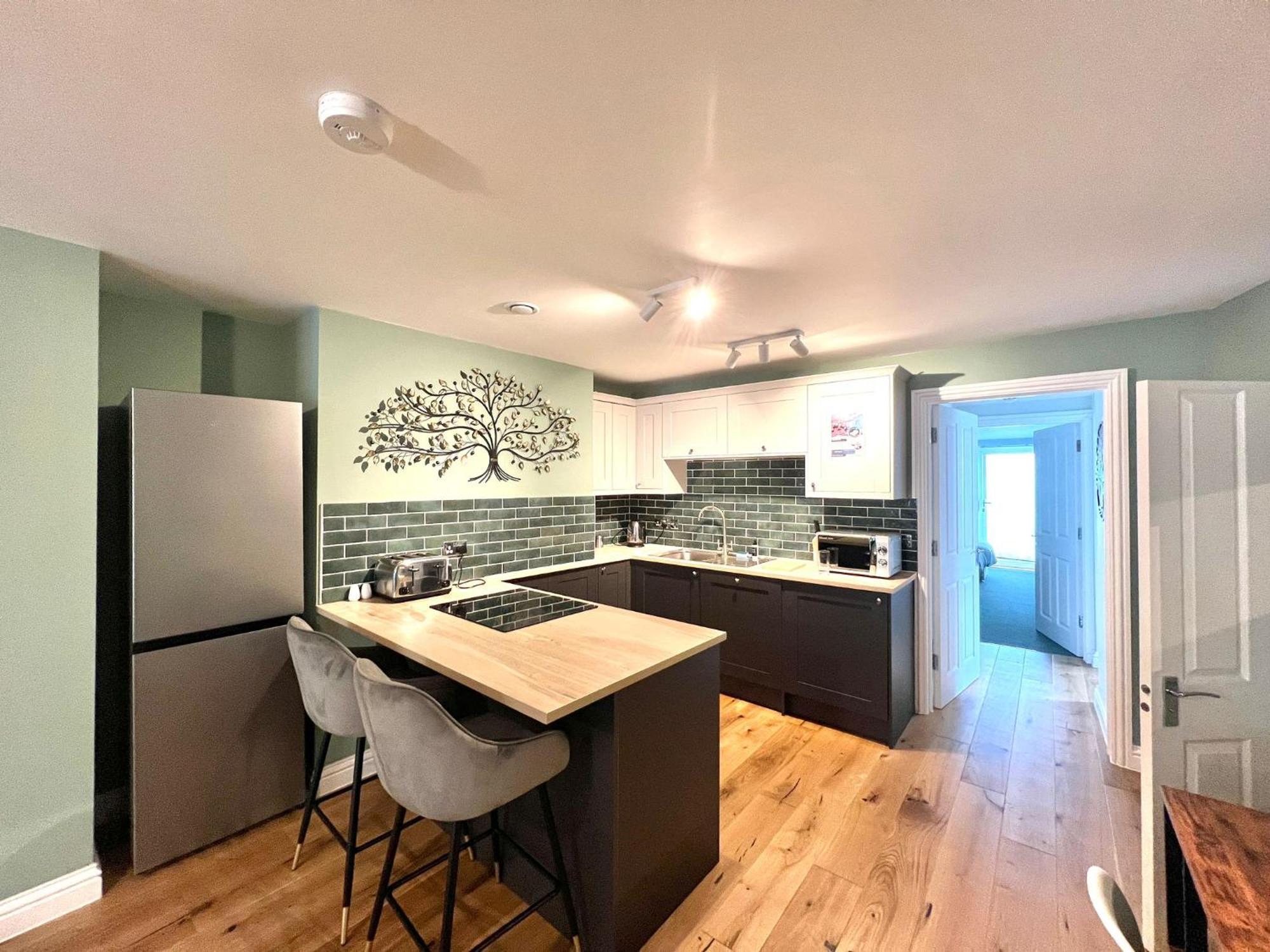 2 Bedroom Apartments Stopoverz Бристоль Екстер'єр фото