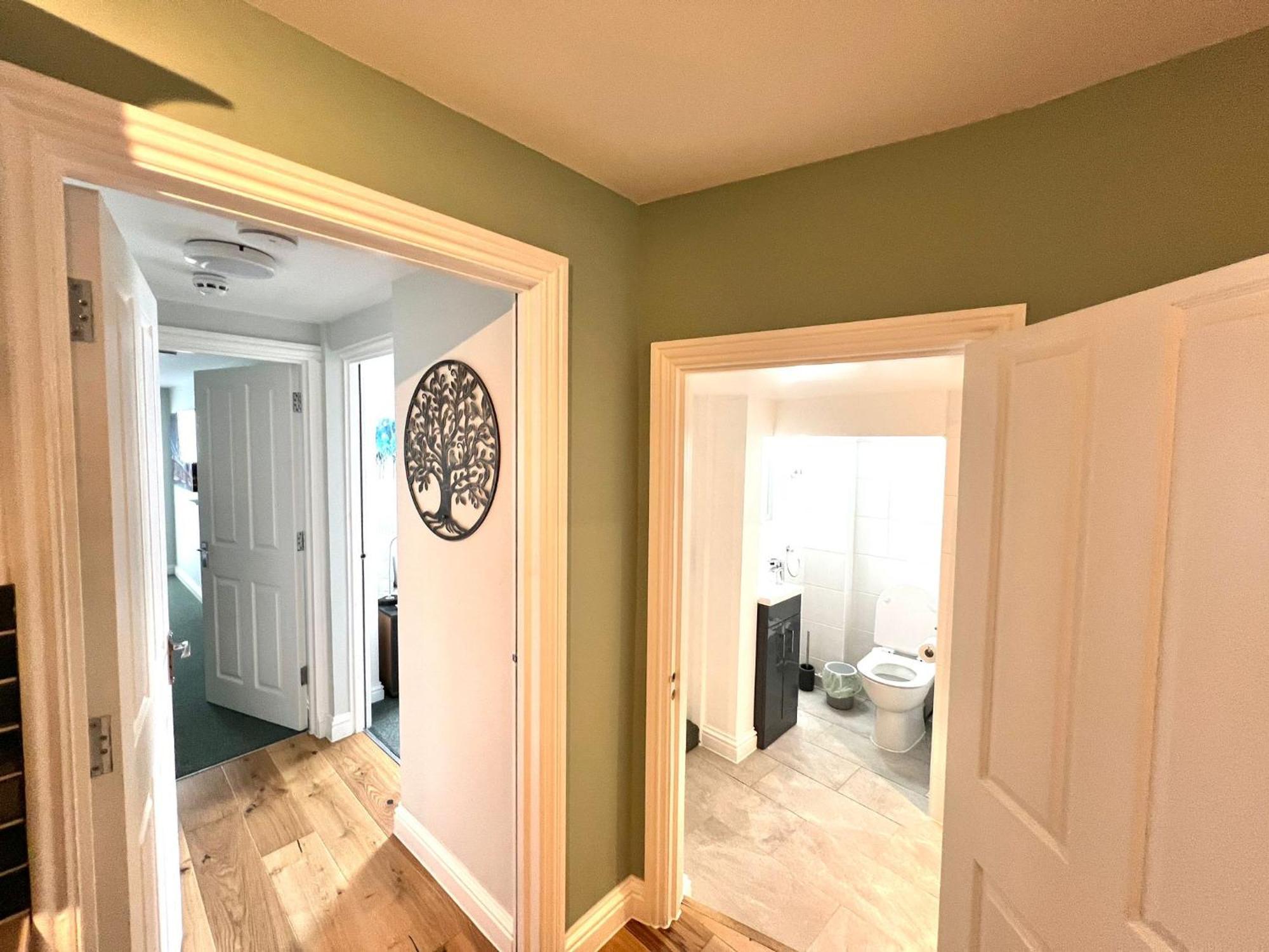 2 Bedroom Apartments Stopoverz Бристоль Екстер'єр фото